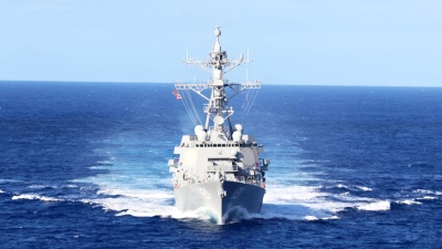 Εικόνα συντριβής: Η στιγμή που το USS Frank Petersen κάνει αναστροφή στο Hormuz υπό τον φόβο ιρανικών πυρών (vid)