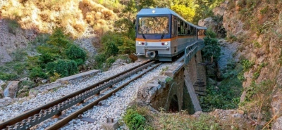 Πήγαν για χαλαρή βόλτα με τρένο και τους βγήκε... hiking - Βλάβη σε δύο συρμούς του Οδοντωτού