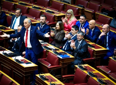 Το έχει δίπορτο ο υδραυλικός Βουλευτής που γλεντάει την Ελληνική Λύση – Και με το μηνυτή και με το μηνυόμενο