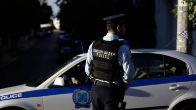 Συνελήφθη ο νταής που χτύπησε γυναίκα επειδή... δεν έκανε πίσω με το αυτοκίνητο σε στενό