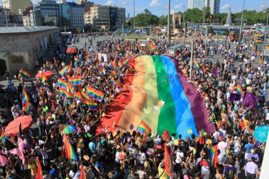 Erdogan «οπλίζει» κατά των gay – Φυλάκιση για όποιον ενεργεί αντίθετα με το βιολογικό του φύλο – Σοκ για τον woke Μητσοτάκη