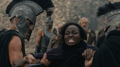 Lupita Nyong'o: Ωραία Ελένη δεν είναι, ιστορία δεν ξέρει, αλλά προκαλεί: «Σεξιστής ο Όμηρος» - Χαστούκι με 350.000 dislikes στη μαύρη Κλυταιμνήστρα