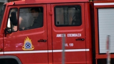 Συναγερμός στην Πυροσβεστική για μεγάλη φωτιά σε επιχείρηση αθλητικών ειδών στα Σπάτα