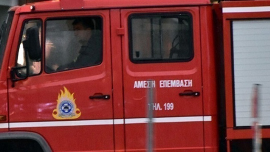 Συναγερμός στην Πυροσβεστική για μεγάλη φωτιά σε επιχείρηση αθλητικών ειδών στα Σπάτα