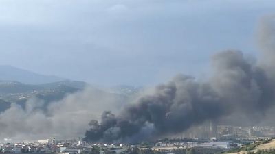 Ωραιόκαστρο Θεσσαλονίκης: Χωρίς ενεργό μέτωπο η φωτιά, εστιάζουν στο εργοστάσιο ανακύκλωσης - Σύλληψη 76χρονου, τραυματίες 4 πυροσβέστες