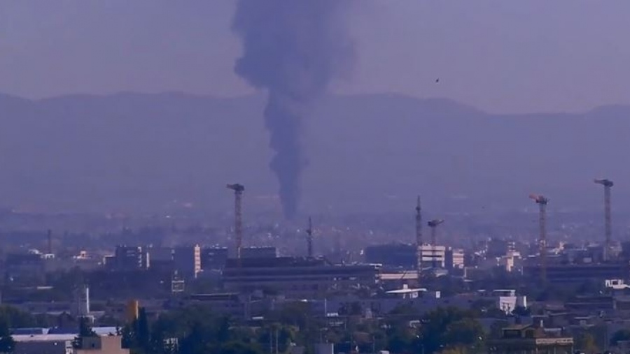 Συναγερμός στην Πυροσβεστική - Υπό έλεγχο η φωτιά σε κατάστημα με ανταλλακτικά αυτοκινήτων στο Μενίδι