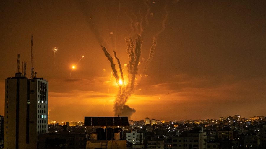Συγκλονιστικό βίντεο - Η στιγμή που το Iron Dome παραλύει και εξουδετερώνει εκτοξευτήρα πυραύλων του Ισραήλ (vid)