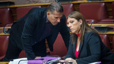 Ούτε στη λαχαναγορά – Η Zωή σε ρόλο νταλικέρη κατά Λαζαρίδη: «Σιχαμένη ακαθαρσία, τον έγλειφες πατόκορφα» - «Λέσι, γυμνοσάλιαγκα»