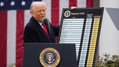 Σάρωσε ο τυφώνας Trump: Θα κάνουμε ό,τι μας κάνουν - Δασμοί 25% στα εισαγόμενα αυτοκίνητα, 20% σε Ευρώπη, 34% σε Κίνα