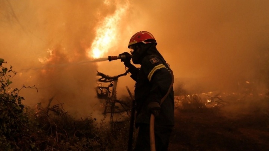 Φωτιά στις Σέρρες, εκκένωση της Οινούσσας - Μεγάλη επιχείρηση της Πυροσβεστικής