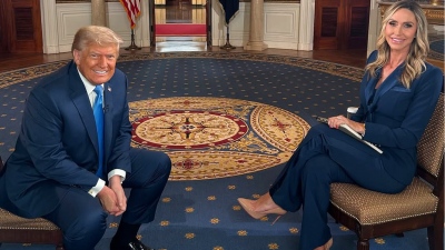 Ανάβει... φωτιές η Lara Trump - Η νύφη του Προέδρου αποθανατίστηκε με μικροσκοπικό μπικίνι ενώ έκανε σερφ