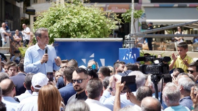Περιοδεία Μητσοτάκη στην Κρήτη ενόψει ευρωεκλογών – Η μαντινάδα στο Ηράκλειο και το μήνυμα για νίκη της ΝΔ στις 9/6