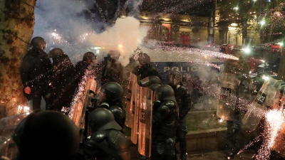Σοκ από BBC: Στη Γεωργία ψέκασαν αντικυβερνητικούς διαδηλωτές με τοξική ουσία από τον Α’ Παγκόσμιο Πόλεμο