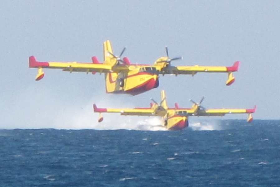 Με 2 πυροσβεστικά αεροσκάφη βοηθά η Ελλάδα την Αλβανία στην κατάσβεση μεγάλης πυρκαγιά