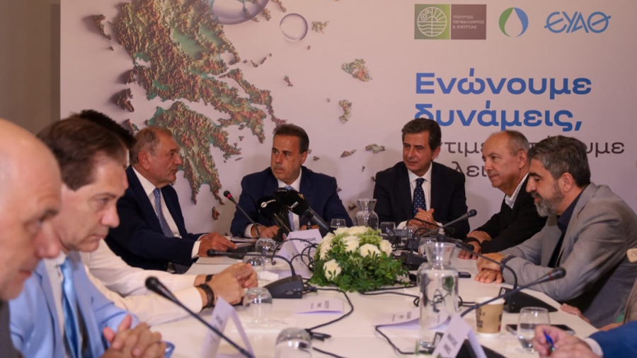 Παπασταύρου απαντά στις θεωρίες συνωμοσίας: Δεν επιτρέπεται να υπάρξουν ανεμογεννήτριες στο Ωραιόκαστρο