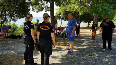 Η… παντόφλα του Μπέου – Με καλοκαιρινή… διάθεση ο Δήμαρχος Βόλου απομάκρυνε ομάδα καταληψιών «Ρομά» από πλατεία