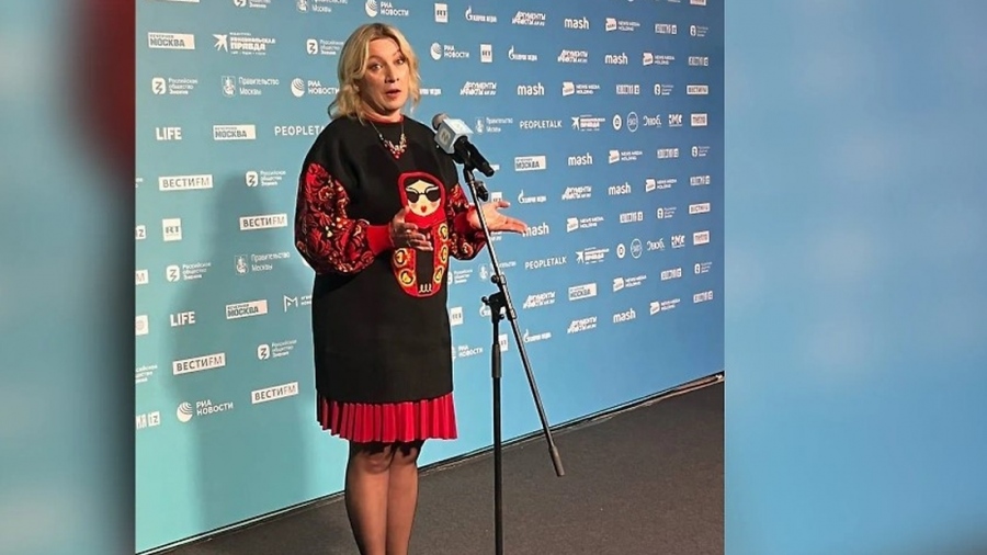 Αποκαλυπτική Zakharova: «Το 2026 έκανα στροφή στα κινεζικά φορέματα και στα ανατολίτικα μοτίβα»
