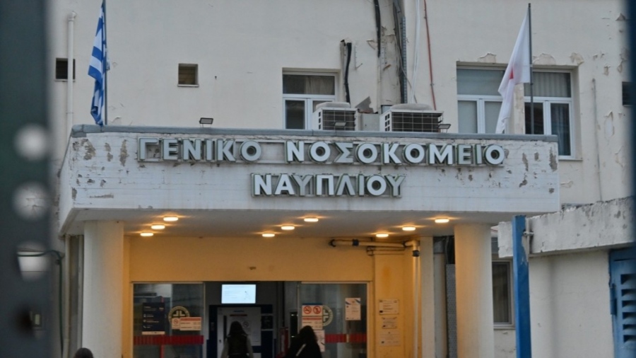 Το τελευταίο αντίο στην 55χρονη νοσηλεύτρια από το Ναύπλιο... δίπλα στην κόρη της η ταφή της