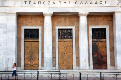 Ο Στουρνάρας επιβεβαιώνοντας  ότι υπήρχε σχέδιο να αφαιρέσουν τις τραπεζικές άδειες…αποδεικνύεται ακραία επικίνδυνος
