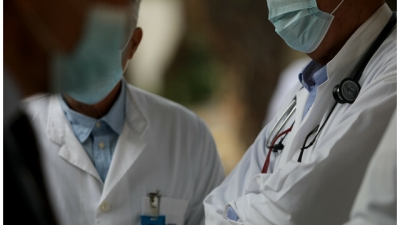 Επιστρέφουν στο ΕΣΥ και ανεμβολίαστοι γιατροί - Το πρωτόκολλο που αποφάσισε η αρμόδια Επιτροπή