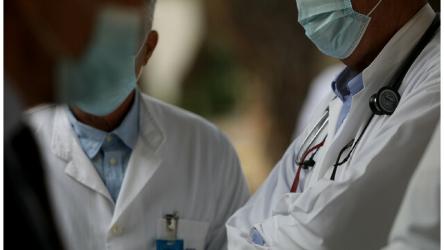 Επιστρέφουν στο ΕΣΥ και ανεμβολίαστοι γιατροί - Το πρωτόκολλο που αποφάσισε η αρμόδια Επιτροπή