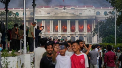 Βγήκαν έξω για να διαμαρτυρηθούν ειρηνικά για τα 26 κοινωνικά δίκτυα, αλλά κατά λάθος έκαψαν τη χώρα