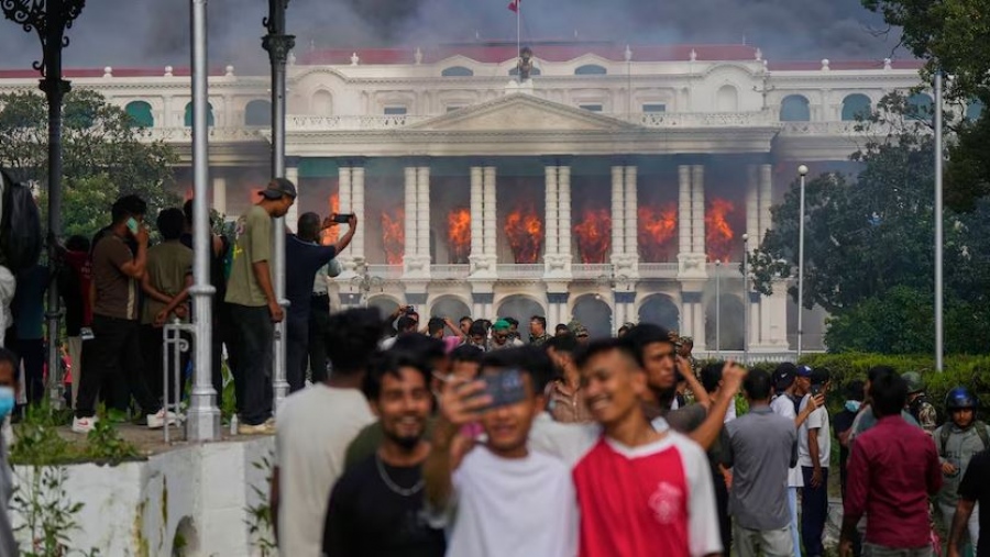 Βγήκαν έξω για να διαμαρτυρηθούν ειρηνικά για τα 26 κοινωνικά δίκτυα, αλλά κατά λάθος έκαψαν τη χώρα