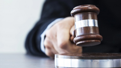 Συνελήφθη ένορκος επειδή τράβηξε φωτογραφία μέσα στη δικαστική αίθουσα