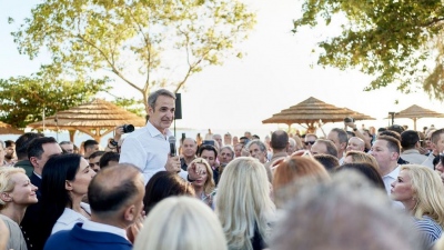 Παρασκήνιο στη Βούλα – Τα θερμά λόγια (και τα παράπονα) πολιτών σε Μητσοτάκη, η στήριξη σε βουλευτή και η κουβέντα με τον επιχειρηματία Σταθοκωστόπουλο