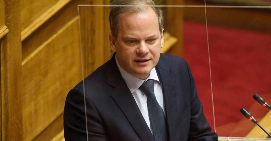 Πλήθος οργισμένου κόσμου έξω από το γραφείο του πρώην υπουργού Κ. Καραμανλή: «Η θέση σου είναι στη φυλακή»