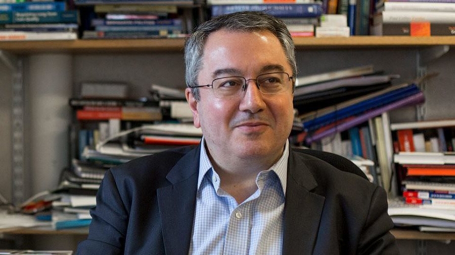Μόσιαλος: Επιτακτική ανάγκη ο εμβολιασμός για να μην πάμε σε διαλογή ασθενών
