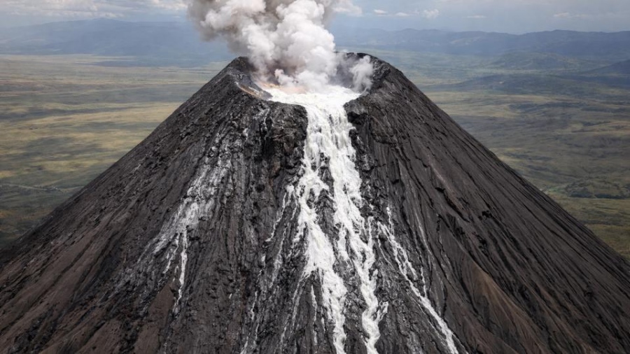 Η ασυνήθιστη λάβα του ηφαιστείου Ol Doineo Lengai... Γιατί αλλάζει χρώμα - Το γεωλογικό μυστήριο του «Βουνού του Θεού»