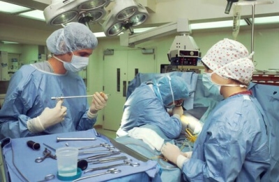 Η Κίνα μεταμόσχευσε για πρώτη φορά μεταλλαγμένο πνεύμονα χοίρου σε ανθρώπινο σώμα
