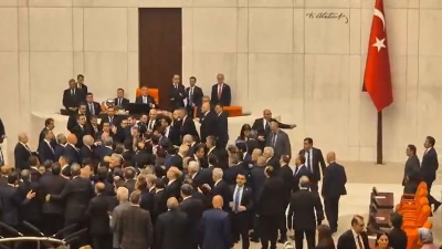 Άγριο ξύλο μεταξύ βουλευτών στην τουρκική Βουλή - Ματωμένη η μύτη του Mahmut Tanal κατά την ορκωμοσία των νέων υπουργών (Vid)