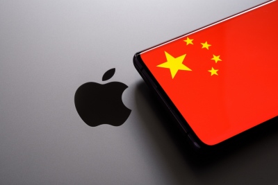 H Apple παίζει σε διπλό ταμπλό - Συμμαχία με Alibaba στην Κίνα, ο Trump πιέζει για επιστροφή παραγωγής στις ΗΠA
