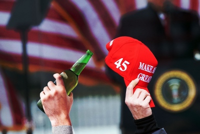 MAGA party στην Αθήνα – Οι Έλληνες υποστηρικτές του Trump διοργανώνουν πατριωτική γιορτή: «Υπάρχουν πιγκουίνοι στη Γροιλανδία;»