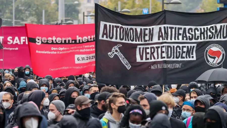 Σάλος στη Γερμανία - Οι Antifa αλωνίζουν και καίνε περιουσίες βουλευτών της AfD