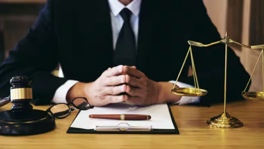 Ο τοκογλύφος της γειτονιάς και ο τοκογλύφος με άδεια λειτουργίας - Πώς ένα νομικό κατασκεύασμα προστατεύει το τραπεζικό ολιγοπώλιο από τον ανταγωνισμό και από τη δικαιοσύνη