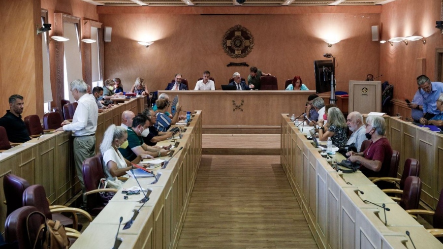 Αθήνα: Παρέμβαση κατοίκων των Εξαρχείων στο Δημοτικό Συμβούλιο - Ένταση με Παπαδοπούλου, πυροσβεστική παρέμβαση Δούκα