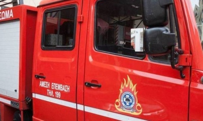 Φωτιά τώρα, σε επιχείρηση στο Περιστέρι - Μεγάλη πυροσβεστική δύναμη