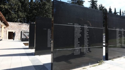 Ο Δήμος Καισαριανής αποκατέστησε τη μαρμάρινη πλάκα με τα ονόματα των 200 εκτελεσθέντων κομμουνιστών