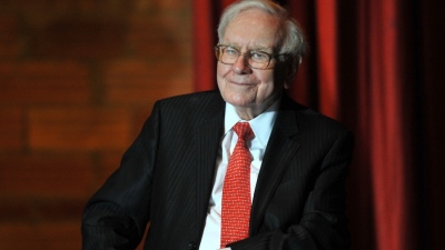 Έκπληξη από Buffett: Επιταχύνει τη διάθεση μετοχών της Berkshire Hathaway για φιλανθρωπίες – Εκτός του «αμαρτωλό» ίδρυμα του Gates