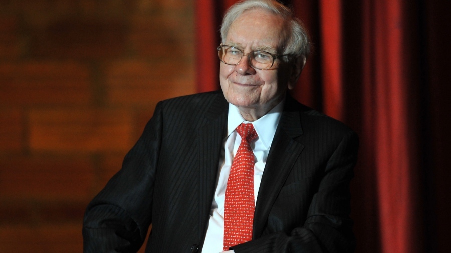 Έκπληξη από Buffett: Επιταχύνει τη διάθεση μετοχών της Berkshire Hathaway για φιλανθρωπίες – Εκτός του «αμαρτωλό» ίδρυμα του Gates