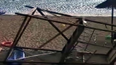 Σοκ στην Καβάλα: Κατάρρευση ναυαγοσωστικού πύργου - Στο νοσοκομείο 21χρονη ναυαγοσώστρια