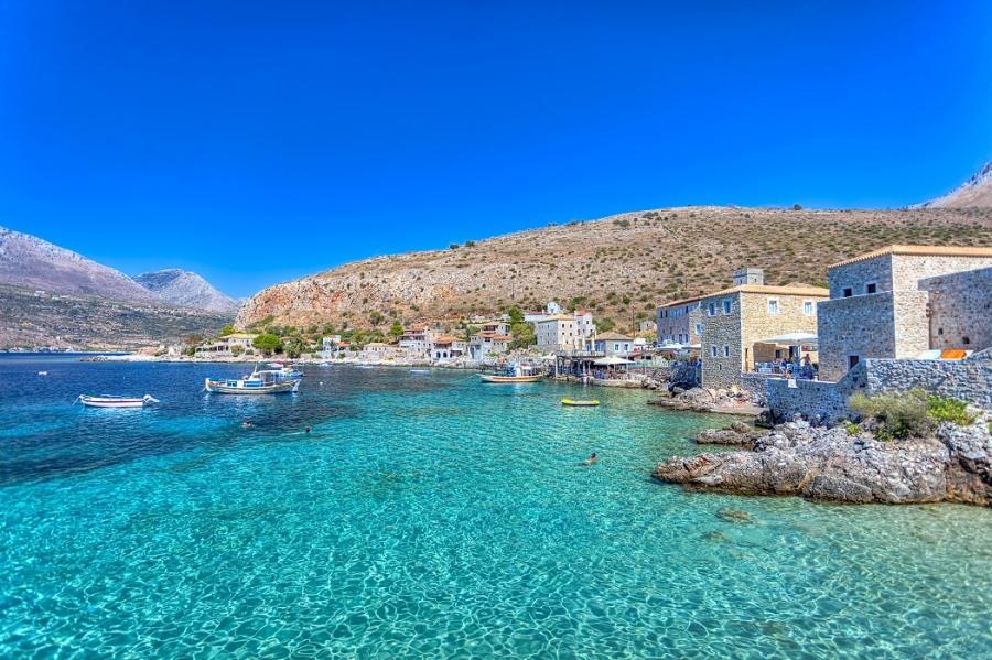 Καλοκαιρινές βόλτες... μόνο για τους τουρίστες στη χώρα μας - Μόνο οι μισοί Έλληνες θα κάνουν φέτος διακοπές