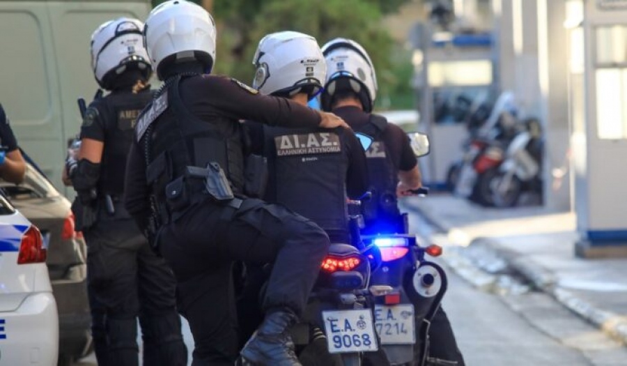 Τρόμος στο Κερατσίνι: Ένοπλη ληστεία σε σούπερ μάρκετ – Δύο δράστες άδειασαν τα ταμεία