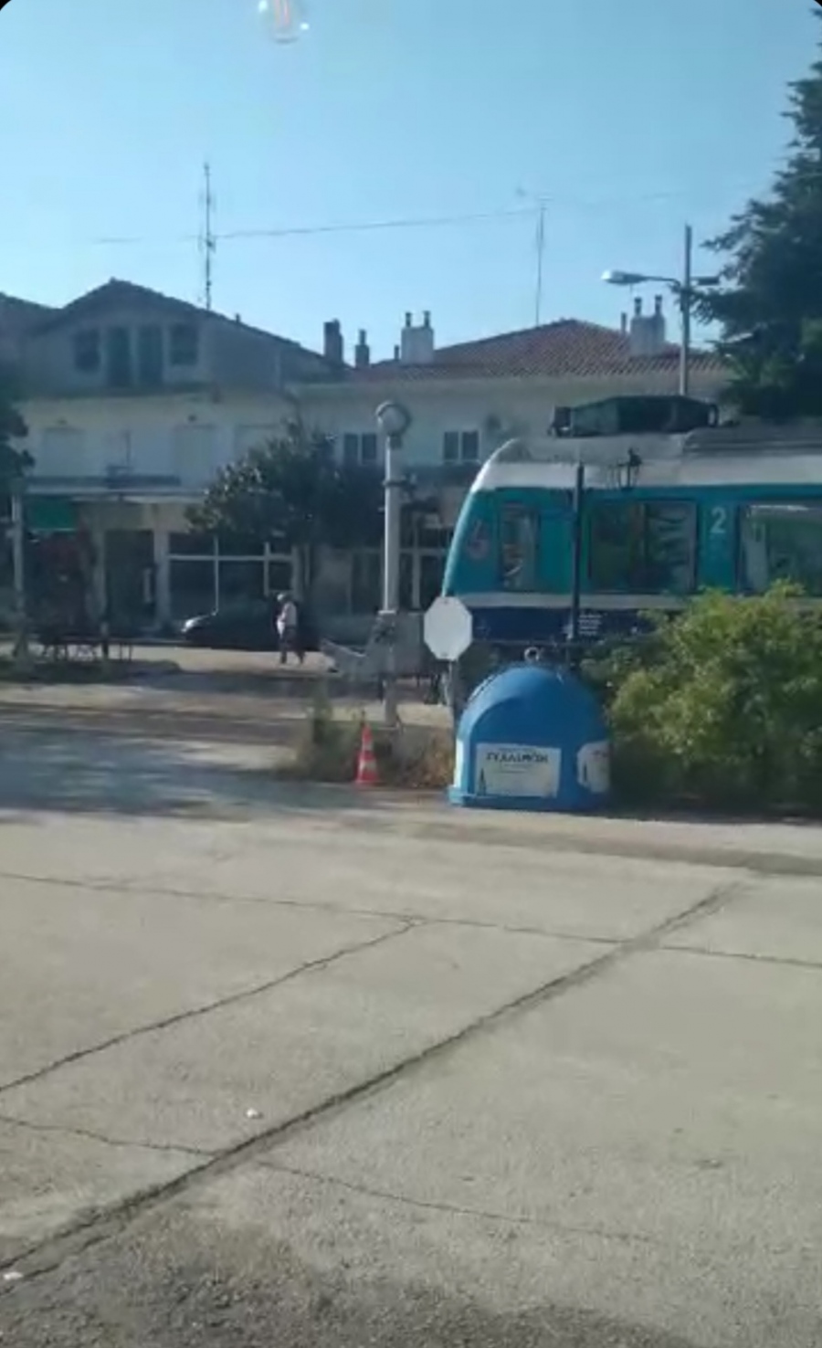 Τρένα περνούν χωρίς μπάρες και χωρίς σήμανση!