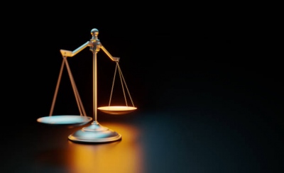 Χαστούκια, γροθιές δέχθηκε η δικηγόρος Ζωή Σπυροπούλου μέσα στα δικαστήρια – Σφοδρές αντιδράσεις από τον νομικό κόσμο