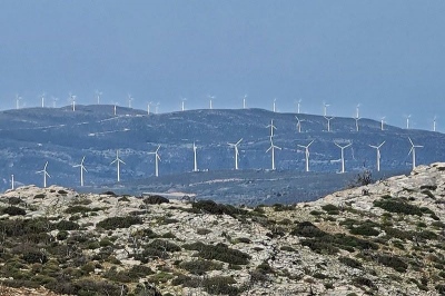 Φωτιές και ανεμογεννήτριες: Είναι αλήθεια πως οι βουνοπλαγιές χωρίς δέντρα ενισχύουν το αιολικό δυναμικό, ενώ οι δασωμένες το αποδυναμώνουν;