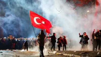 Σκηνές εμφυλίου στην Τουρκία: Εντολή Erdogan για εισβολή της αστυνομίας στα γραφεία της αντιπολίτευσης